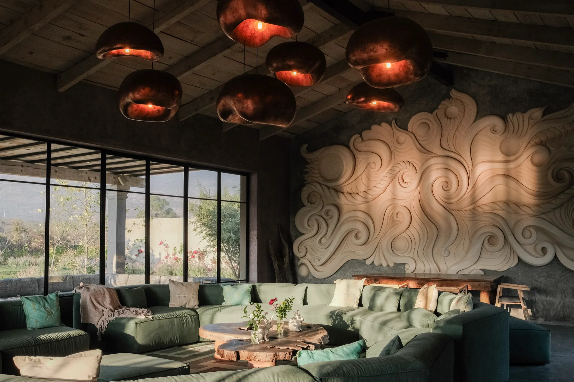 Interior de Casa X con luz natural cálida