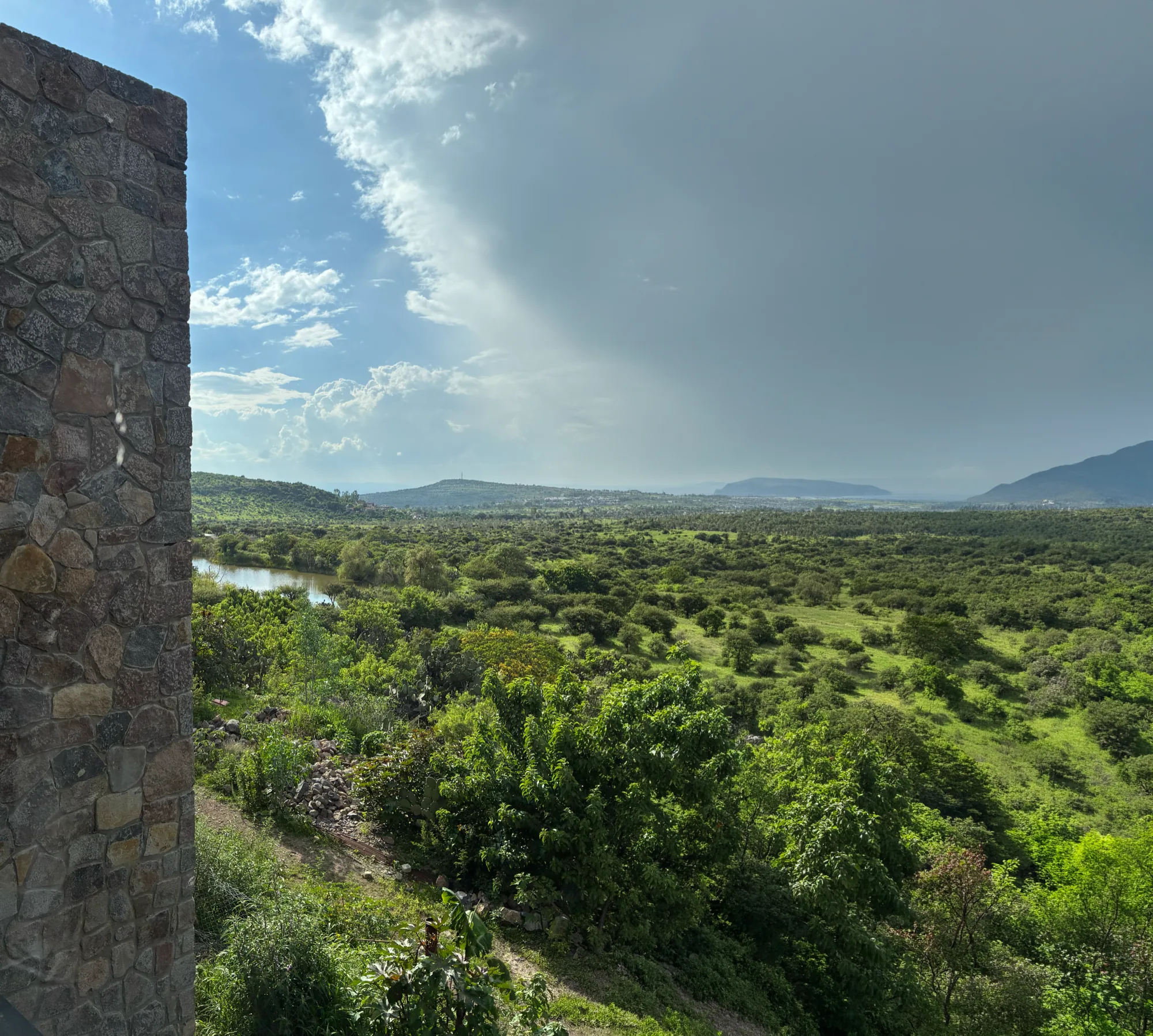 Vista de Los Picachos desde el territorio
